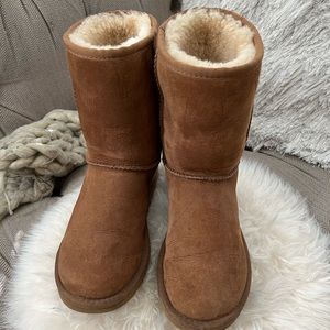 SOLD!Ugg boots size 5! I hour flash sale price will change in one hour